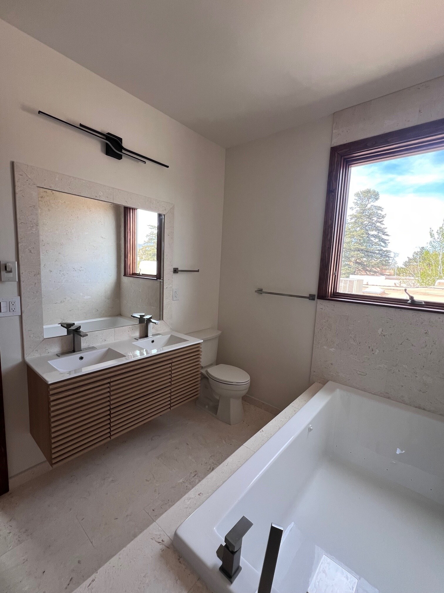 Building Photo - 1022 Don Diego Ave