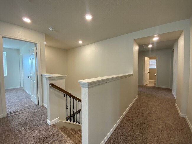 Building Photo - Stunning 5 Bedroom Pool Home in Orchard Hi...
