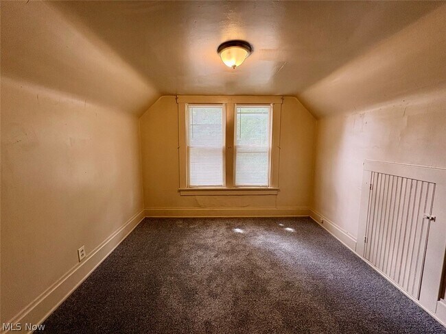 Building Photo - 391 E Voris St
