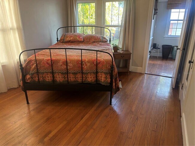 Building Photo - 316 18th Ave NE