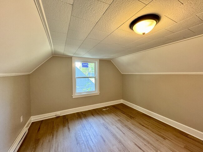 Building Photo - 1020 Nancy Ln SE