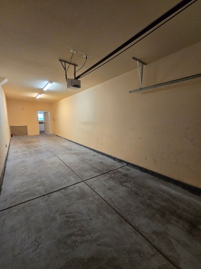 Building Photo - 1 bed, 1 bath condo with 2 car garage!!!