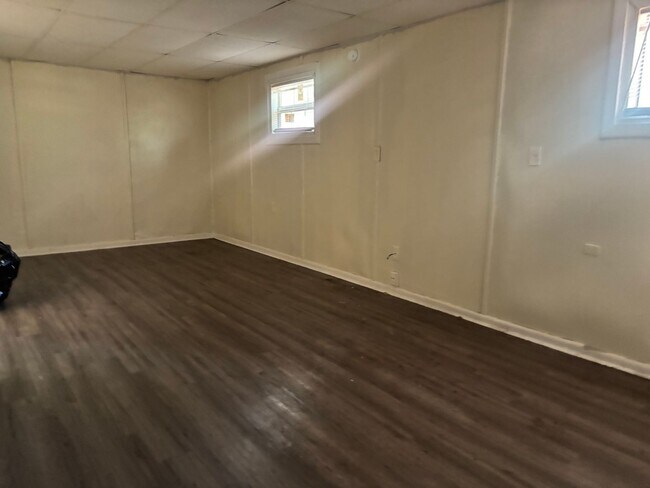 Building Photo - 318 Queen Marie Ln