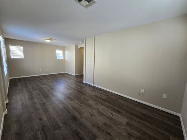 Building Photo - 3 BED, 2 1/2 BATH, 2 CAR GARAGE 2 STORY HO...