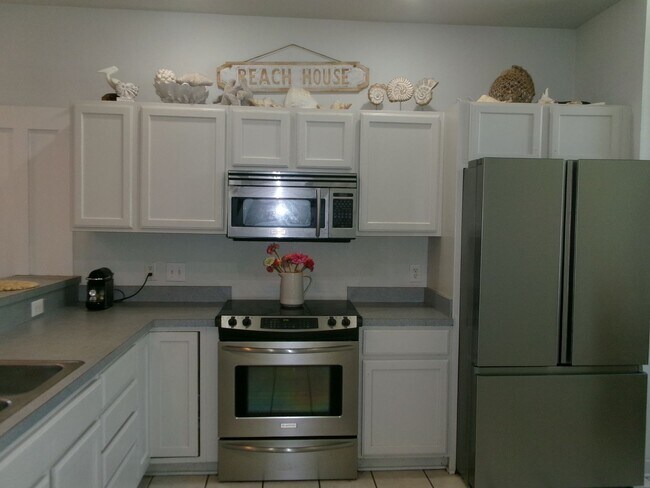 Building Photo - Walk to the Ocean from this 3 bedroom, 2.5...