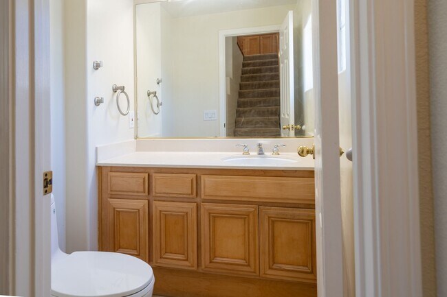Building Photo - ***Exceptional 3BR/2.5BA Residence in Prime *** San Leandro Location