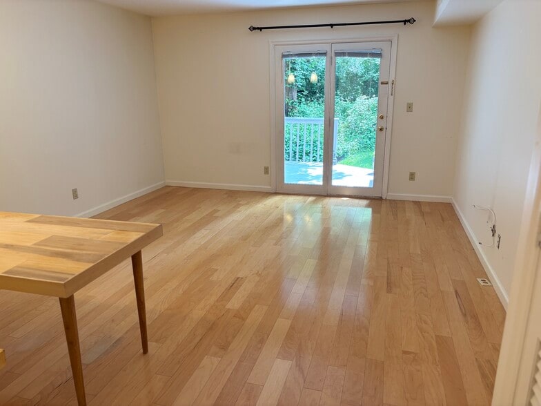 Living room - 351 Pemberwick Rd