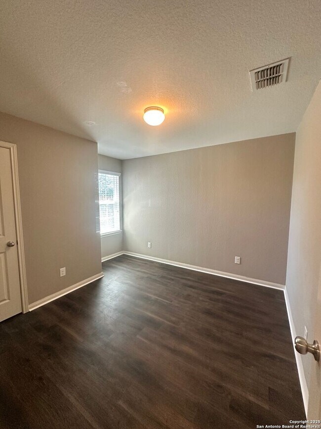 Building Photo - Move in Ready home in Foster Meadows For R...