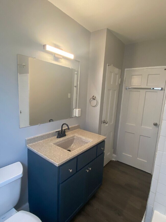 Building Photo - Updated Two Bed Two Bath Apt in Dogtown!
