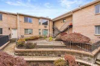 Building Photo - Queen Jeanette Apartments — Beautiful & Spacious Upstairs 2BR/1BA with Vaulted Ceilings, Gas Fire...