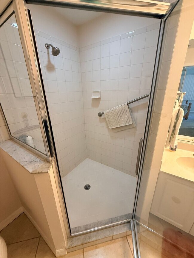 Building Photo - Waterfront Condo 3/2/1 - FULLY FURNISHED! - (Available annually or monthly)