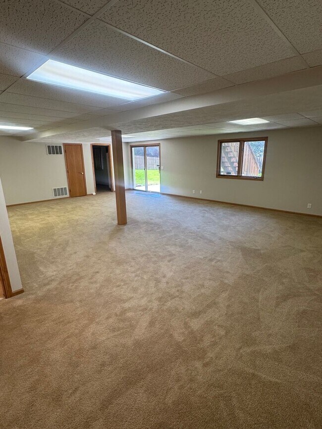 Building Photo - Exceptional 3+! Bedroom Inside & Out on a Private Cul-de-Sac Lot