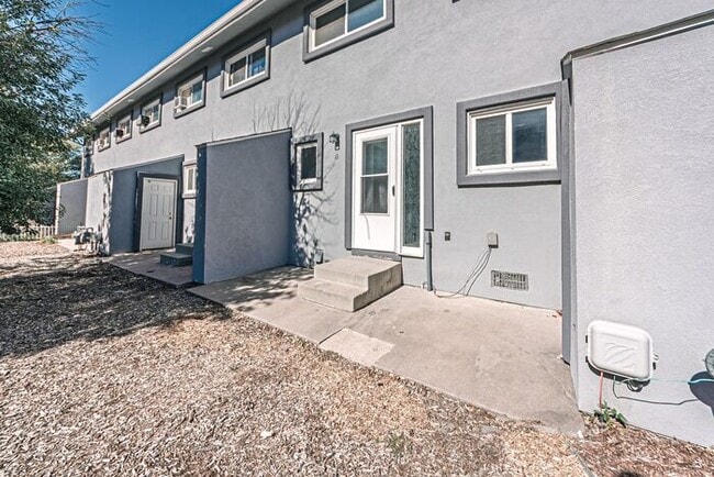 Building Photo - 3 Bed 2 Bath Townhouse, newly renovated! -...