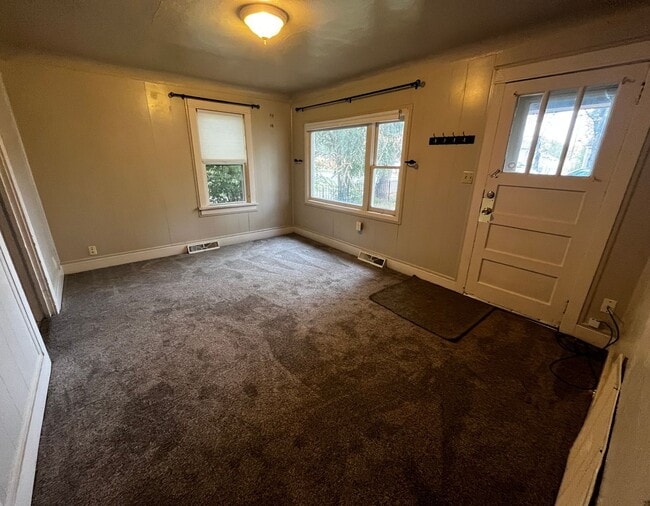 Building Photo - 2-Bed, 1-Bath Home with Detached Garage & Huge Backyard! Pet Friendly (Currently occupied)