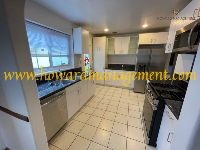 Building Photo - Beautiful home with large Den, hardwood floors, grassy backyard and dettached 2 car garage.