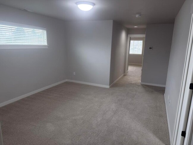 Building Photo - Charming and Sophisticated