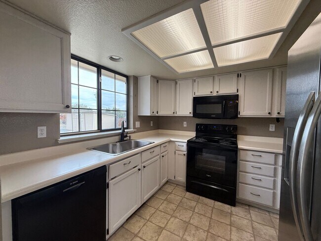 Building Photo - Cute single story 3 bedroom, 2 bath home w...