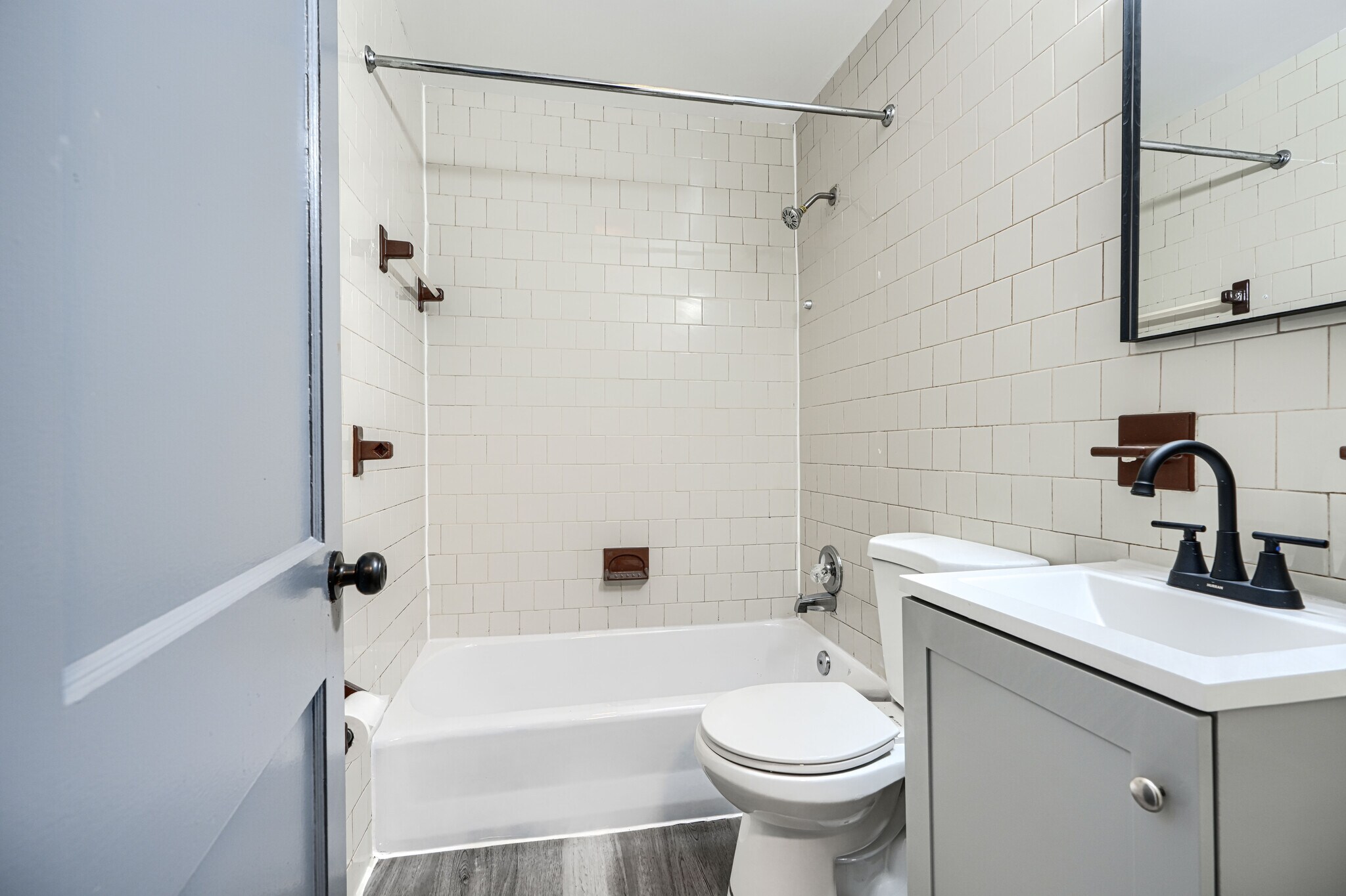 Building Photo - 2123 Graythorn Rd