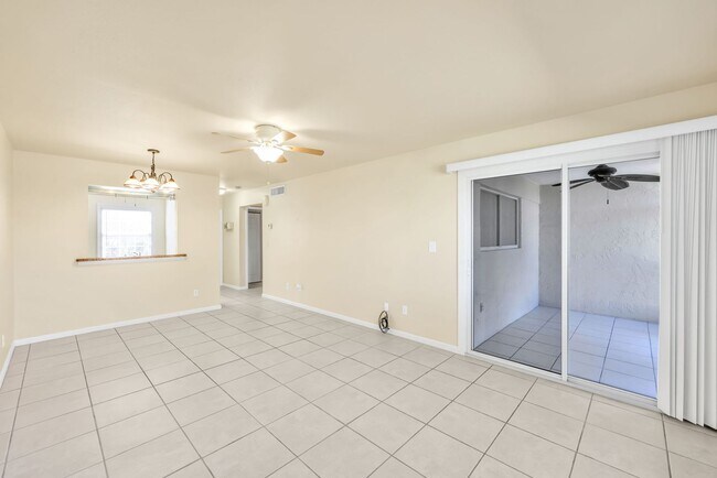 Building Photo - Cozy Condo at South Pointe Villas