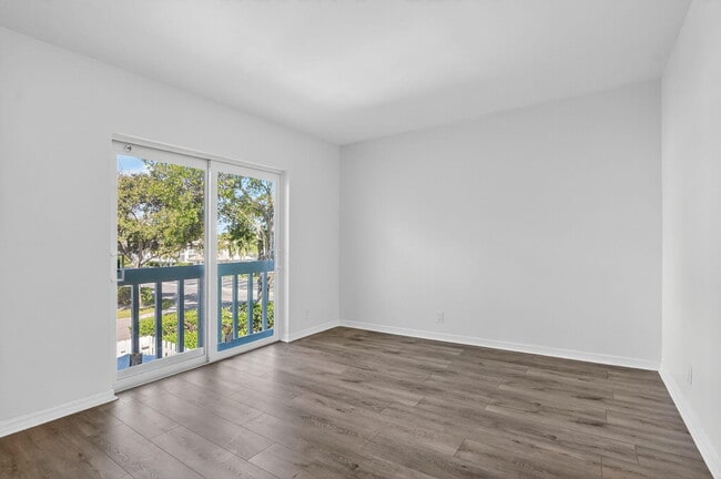 Building Photo - 1010 NE 8th Ave