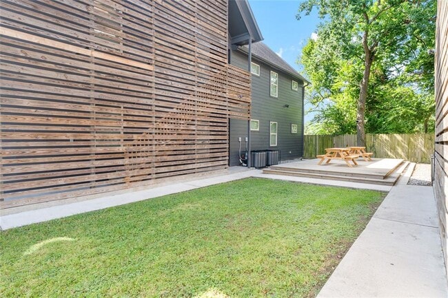 Building Photo - 3424 Tuam St