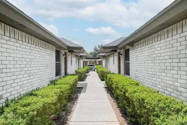 Building Photo - 1107 Lexington Cir