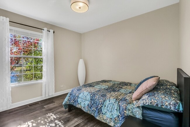 Building Photo - 658 White Ct