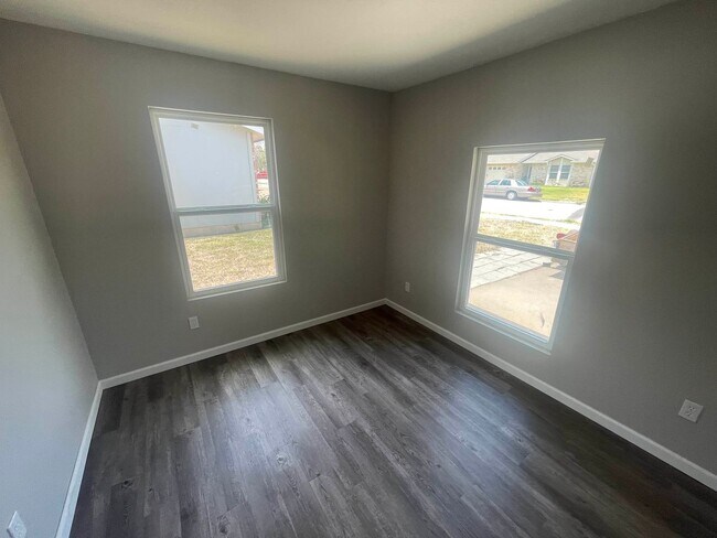 Building Photo - Spacious 5-Bedroom Home in a Great Neighbo...