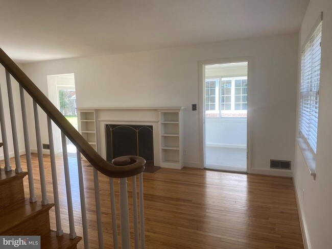 Building Photo - 716 N Overlook Dr