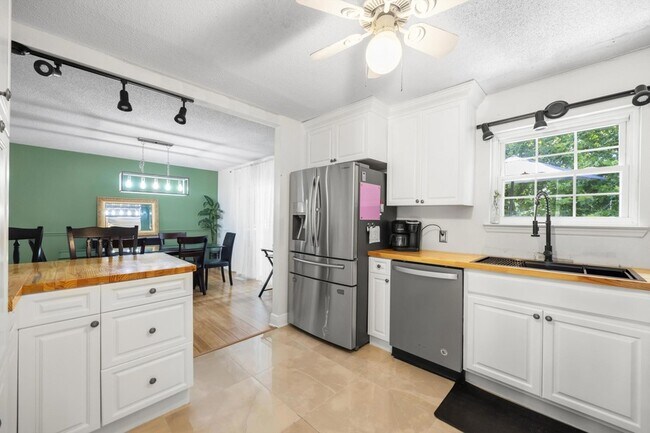 Building Photo - 8410 Smoketree Cir