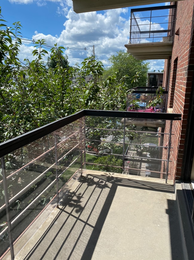 Building Photo - Large, comfortable 1 bedroom with balcony! Parking included! Near Natick Mall!