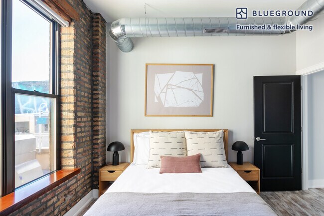 Building Photo - 1570 N Milwaukee Ave