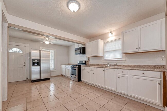 Building Photo - 7119 Farnsworth St
