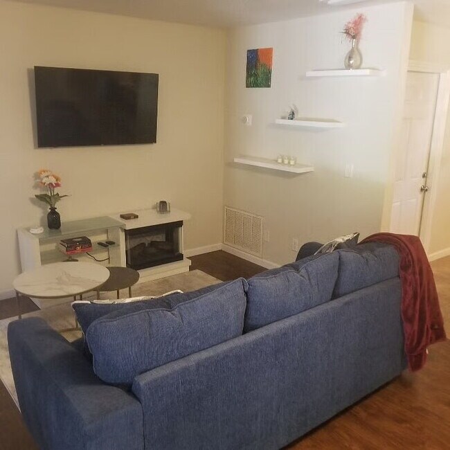 Building Photo - Beautifully Furnished 3-Bedroom Pool Home