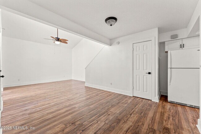 Building Photo - 1601 Challenger Ct W