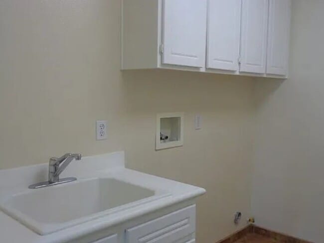 Building Photo - 2 weeks free rent. Detached 4 Bedroom Home...