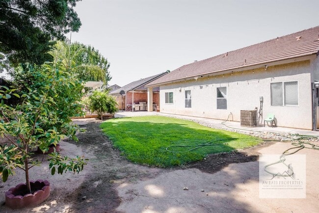 Building Photo - 933 N Burgan Ave