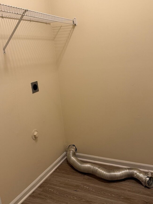Building Photo - Updated 4 Bedroom 2.5 Bath house in conven...