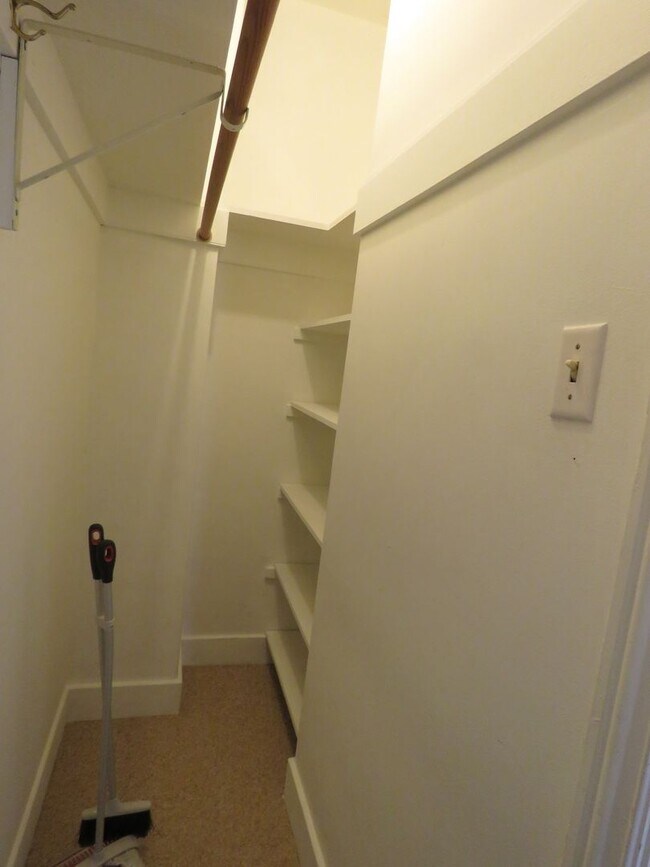 Building Photo - Elegant 4 bedroom House  with bonuses