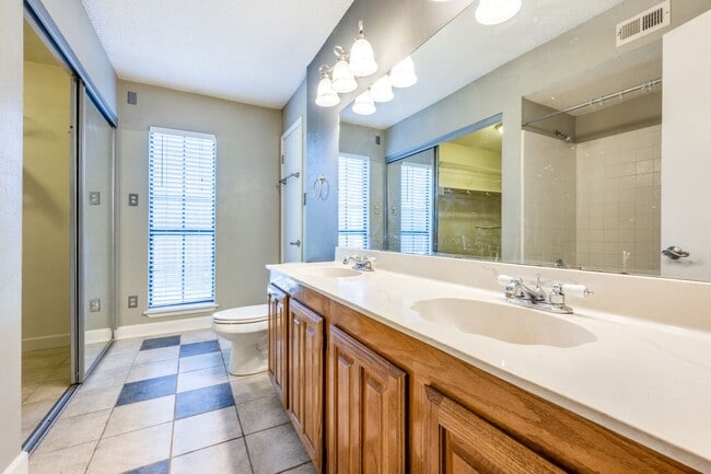 Building Photo - 1925 Parkside Dr