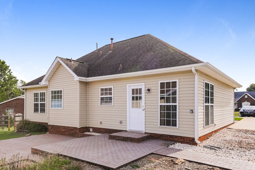 Building Photo - 2428 Hunters Way