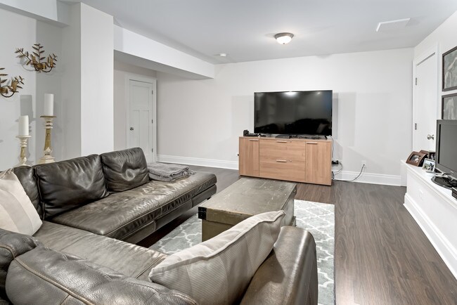 Building Photo - 755 Sheridan Rd