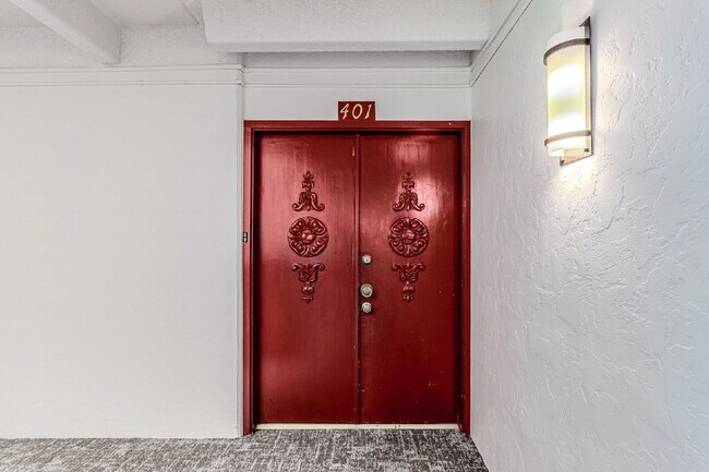 Building Photo - Three Bed / Two bath at the Cherry Creek P...