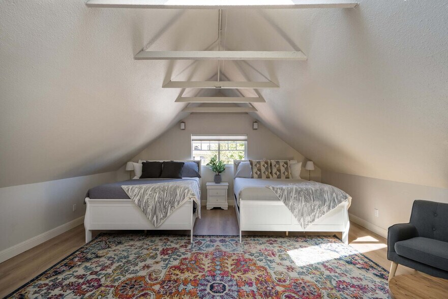 Building Photo - 529 NW 21st Ave