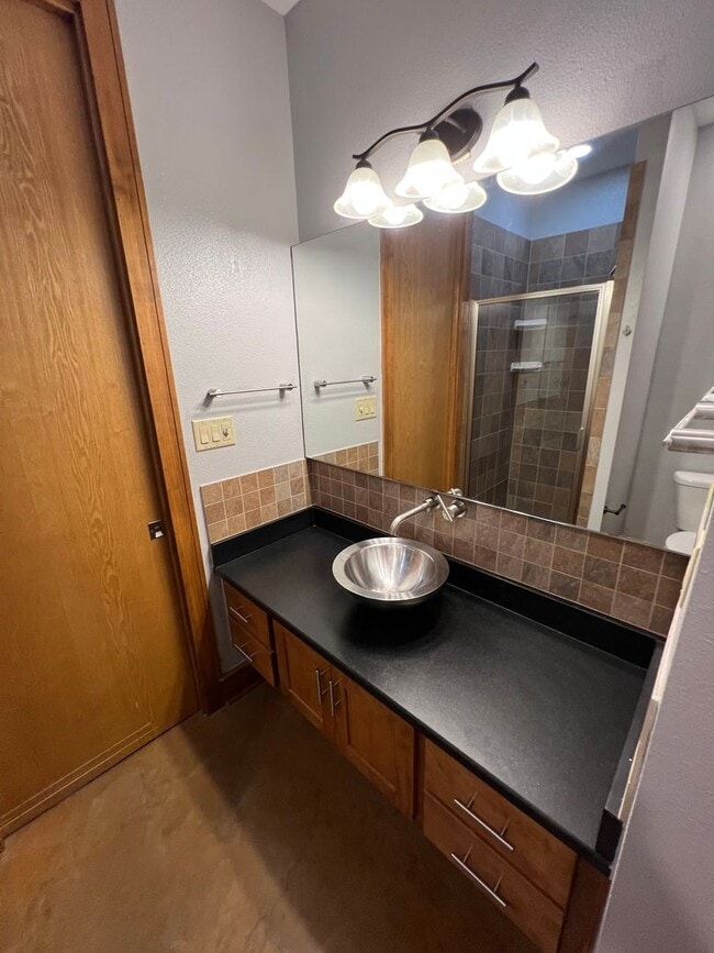 Building Photo - Luxury Home - Close to UT