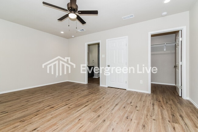 Building Photo - 3504 Hilton Dr