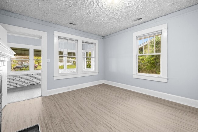 Building Photo - Beautiful 3 Bedroom 2 Bath