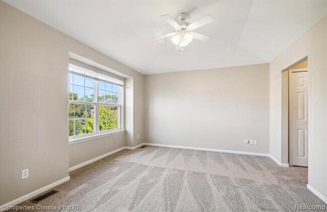 Building Photo - 22089 Parkview Dr