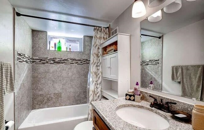 Building Photo - Fabulous 3 Bed (+ 1 non conforming) / 2 bath SFH in the Montclair Neighborhood