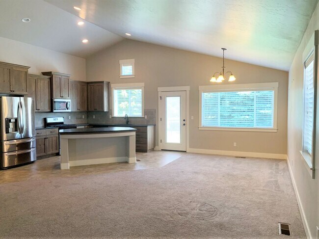 Building Photo - Beautiful 3 bed 2 bath home in the Eaglefi...